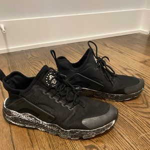 Nike Huarache -black -  size 9